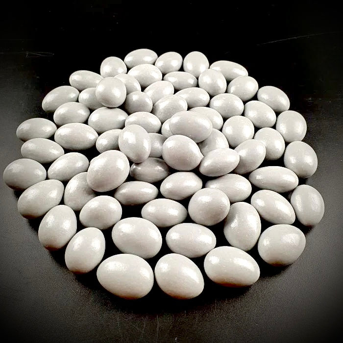 Sudrabaini pelēkas dražejas ar mandelēm pienā beļģu šokolādē