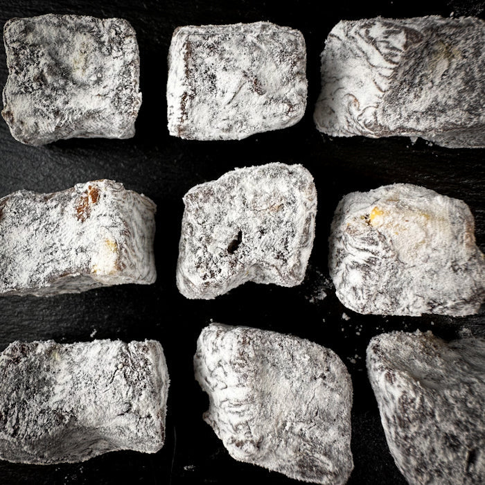 Granātābolu lukums ar dubultgrauzdētām pistācijām un zīdkoka sīrupu