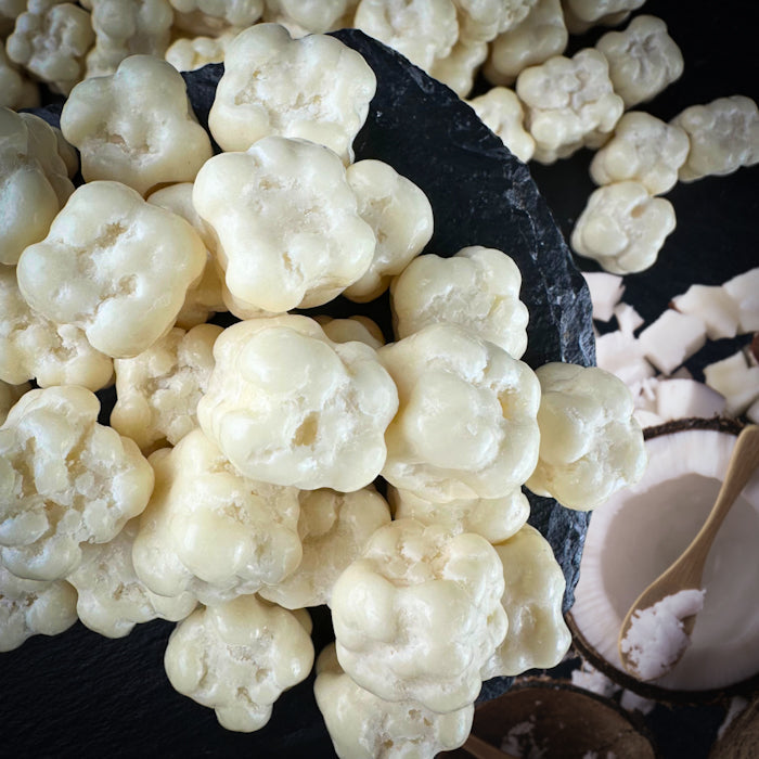 Kubiņi no baltās šokolādes ar kokosriekstu pildījumu