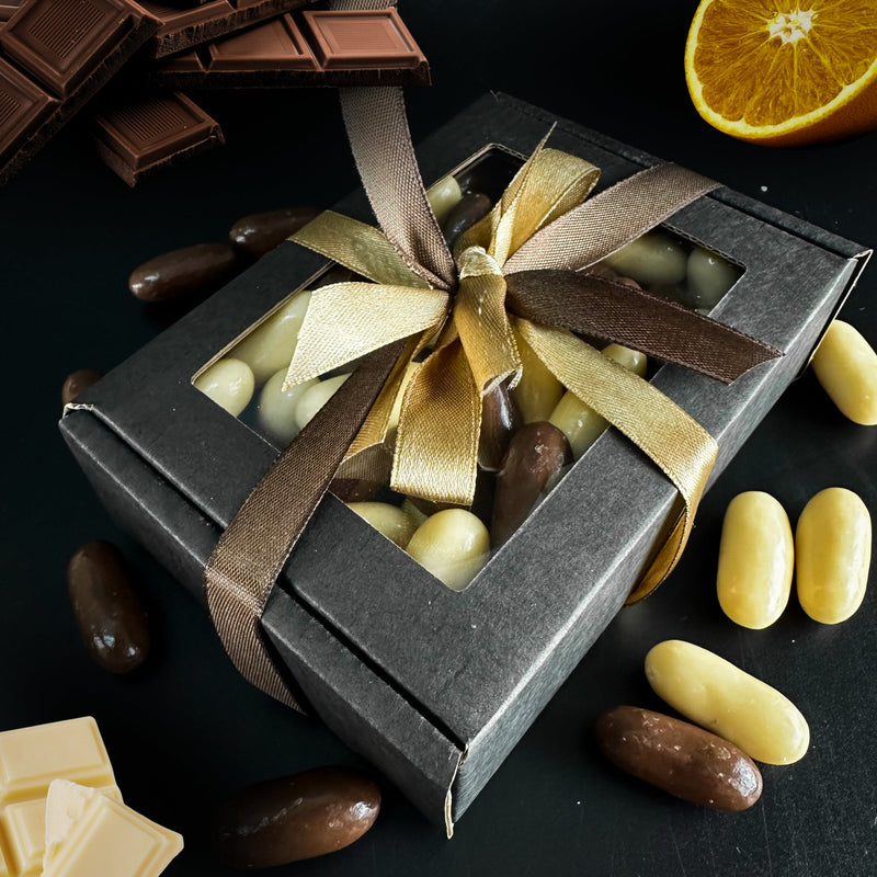 Šokolādes dražejas ar apelsīnu cukātiem kastītē