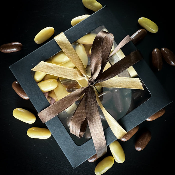 Šokolādes dražejas ar apelsīnu cukātiem kastītē