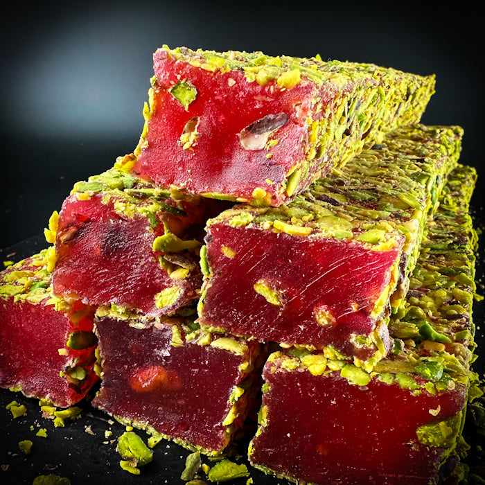 Granātābola lukums ar pistācijām, apbērts ar sasmalcinātām pistācijām