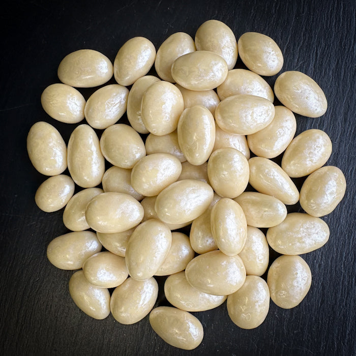 Mandeles piena šokolādē ar cukura mastikas garšu