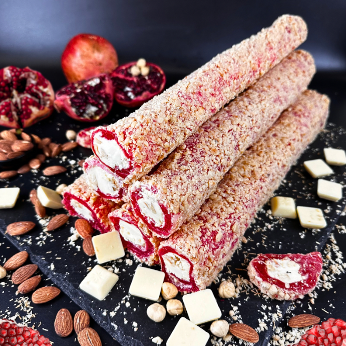 Granātābolu lukums ar mandelēm un lazdu riekstiem