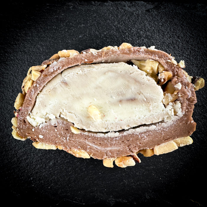 Karaliskais lukums ar lieliem mandeļu riekstiem un šokolādi