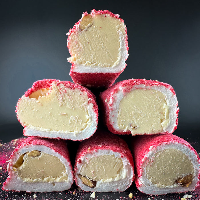 Lukums ar aveņu garšu, balto šokolādi un mandelēm