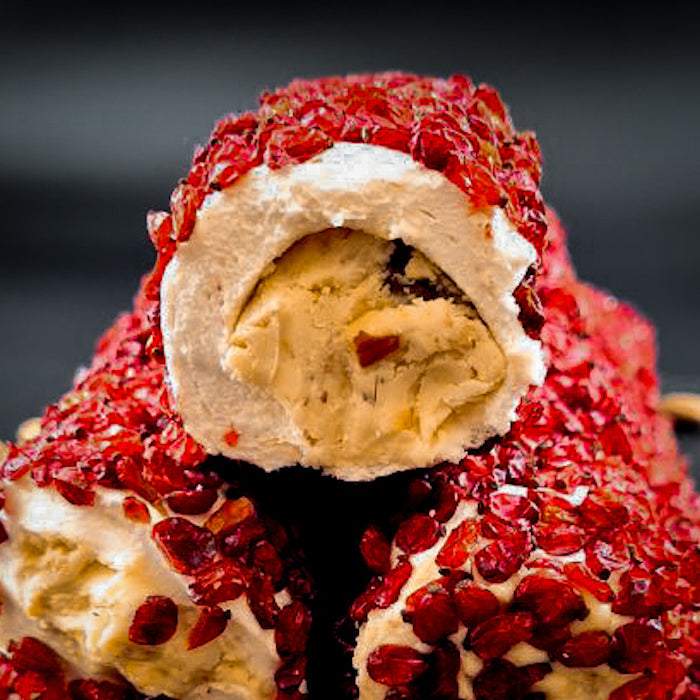 Piena-vaniļas lukums ar maigu mandeļu krēmu, pārkaisīts ar granātābola sēklām