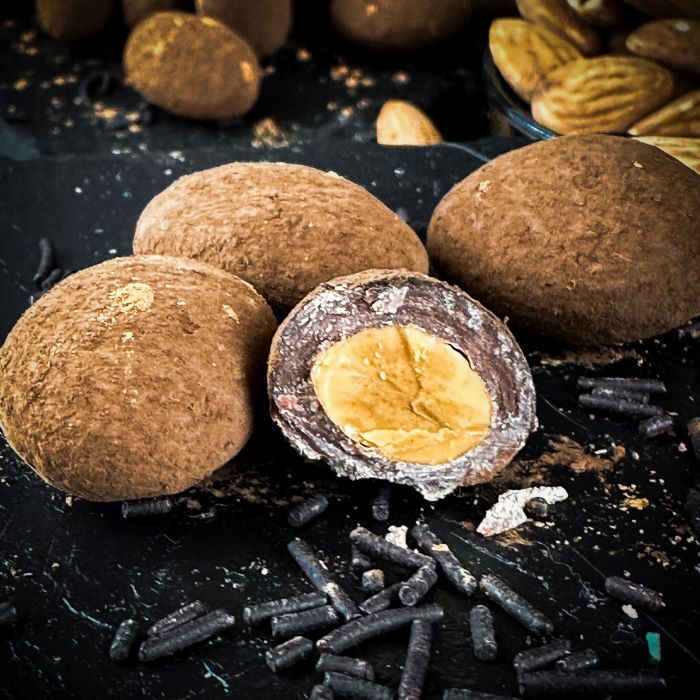 Kakao dražejas ar mandelēm un Amaretto garšu piena beļģu šokolādē