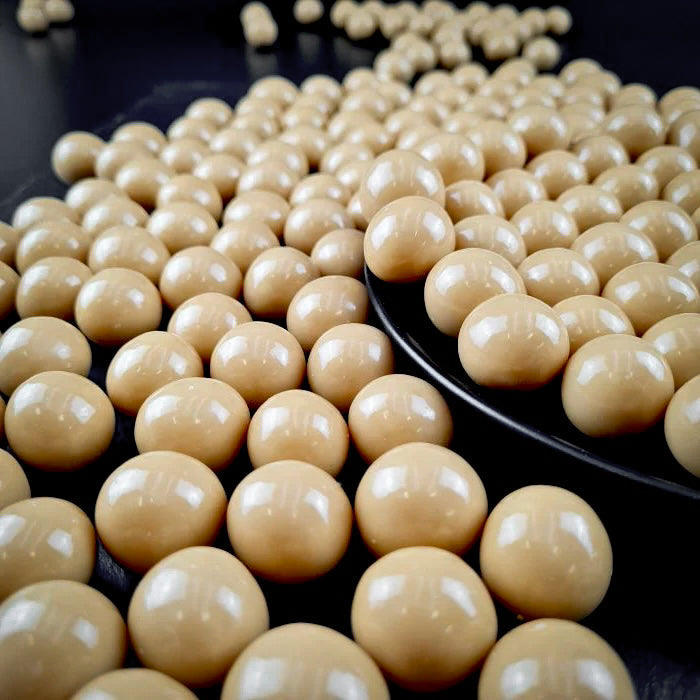 Kapučino dražejas ar lazdu riekstiem baltā beļģu šokolādē