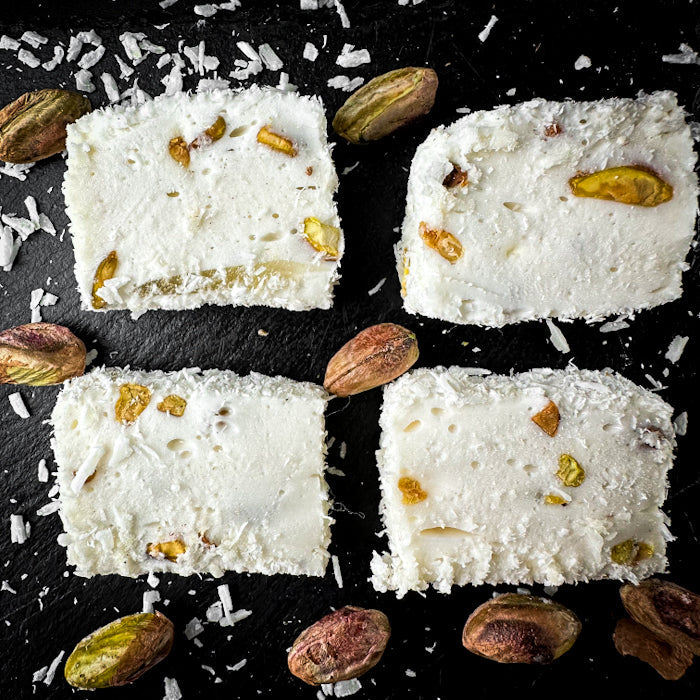 Kremīgs piena-kokosa lukums ar pistācijām