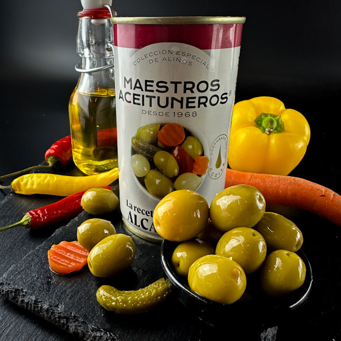 Olīvas zaļās ar kauliņiem dārziņu marinādē un dārziņiem