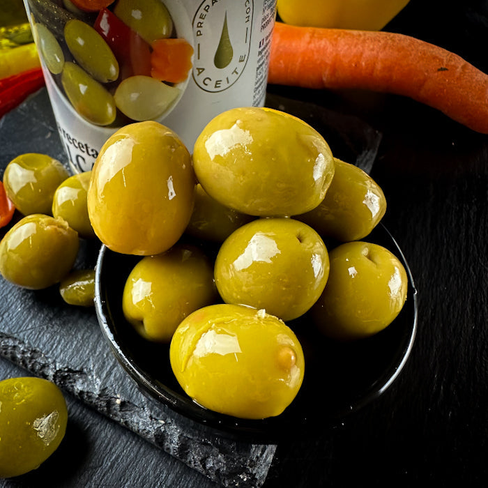 Olīvas zaļās ar kauliņiem dārziņu marinādē un dārziņiem