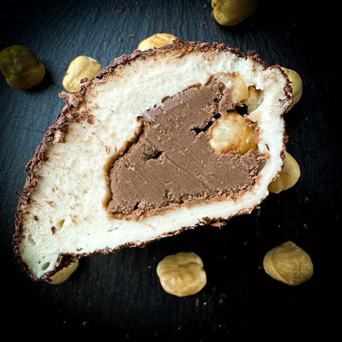 Piena-vaniļas lukums ar "nutella" krēmu, lazdu riekstiem un šokolādes skaidiņām