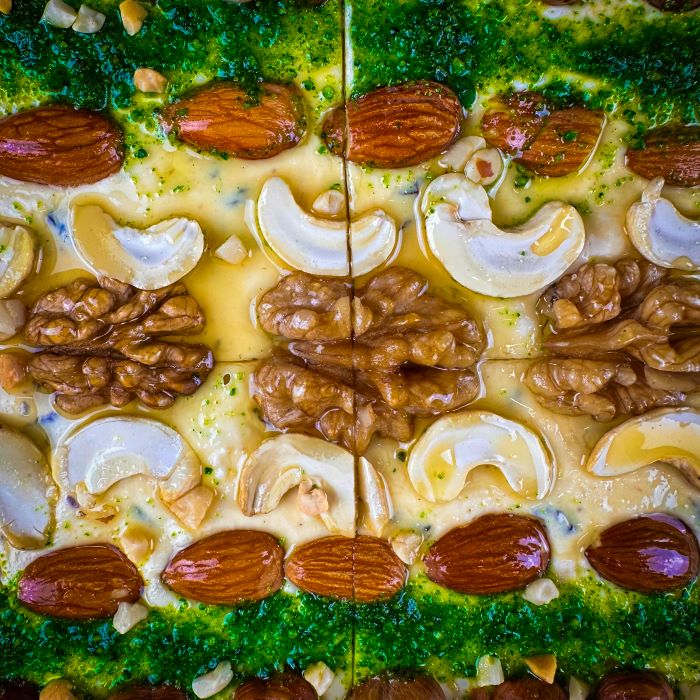 Riekstu-piena halva-šerbets ar riekstiem un saldējuma garšu