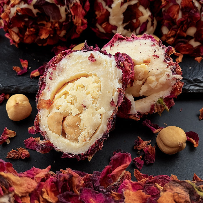 Piena lukums ar rožu lapām, riekstu krēmu un lazdu riekstu pildījumu