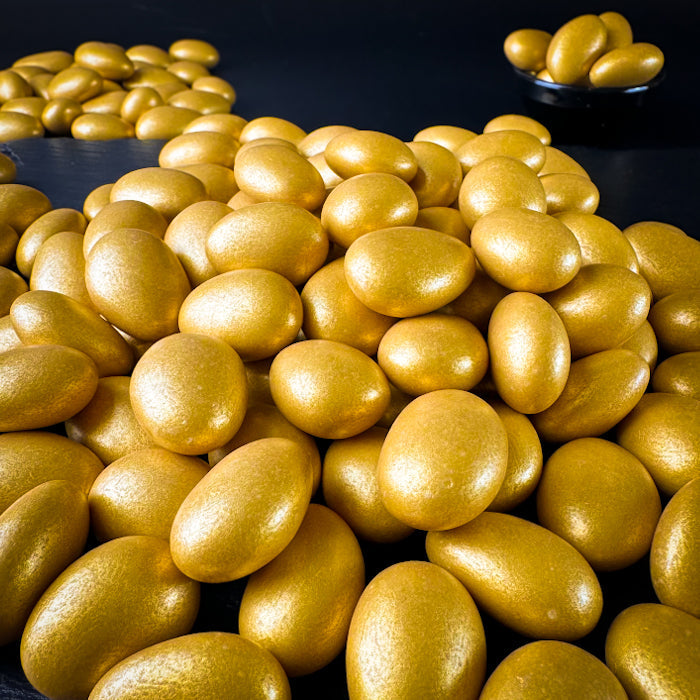 Svētku zelta dražejas ar mandelēm piena beļgu šokolādē