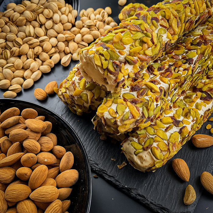 Vaniļas - piena lukums ar pistācijām un mandeļu krēmu