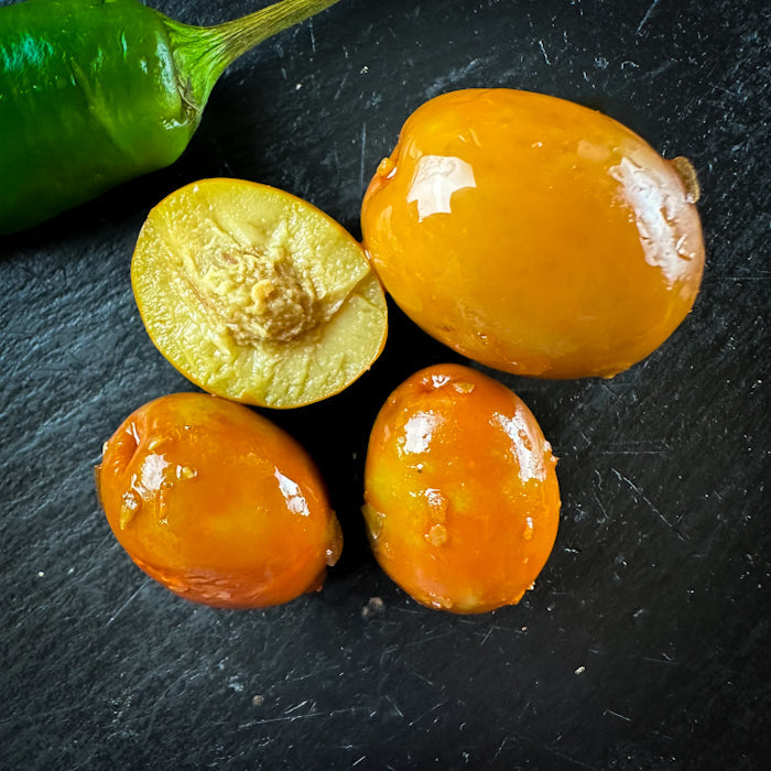 Zaļās olīvas ar eļļu, sarkaniem un zaļajiem pipariem