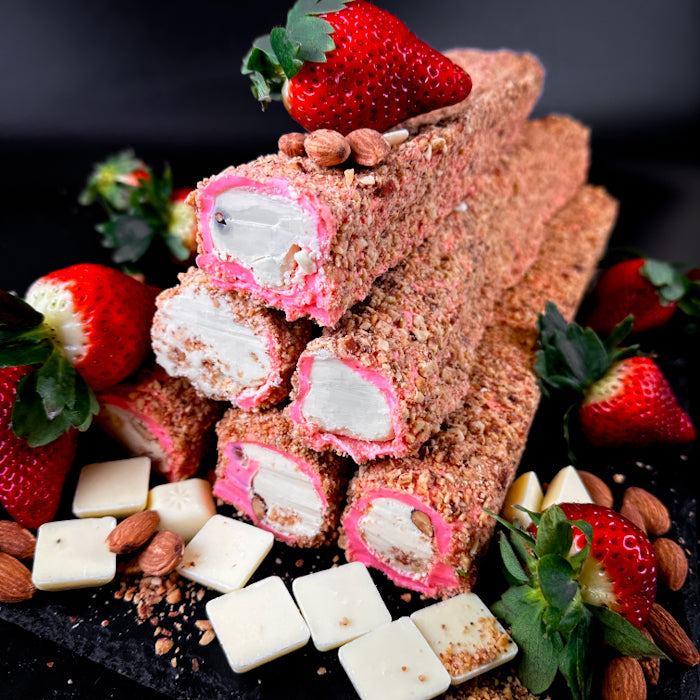 Zemeņu lukums ar baltās šokolādes krēmu un mandelēm