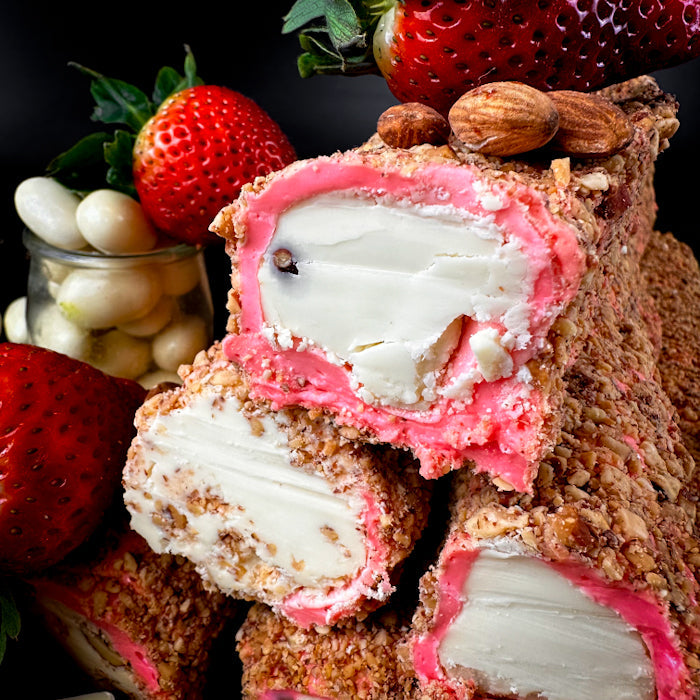 Zemeņu lukums ar baltās šokolādes krēmu un mandelēm