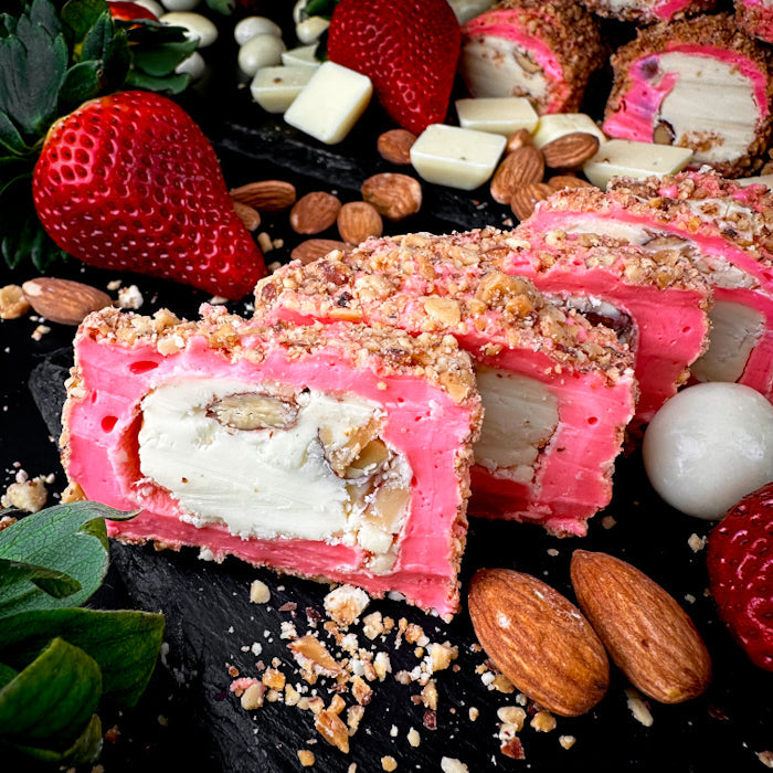 Zemeņu lukums ar baltās šokolādes krēmu un mandelēm