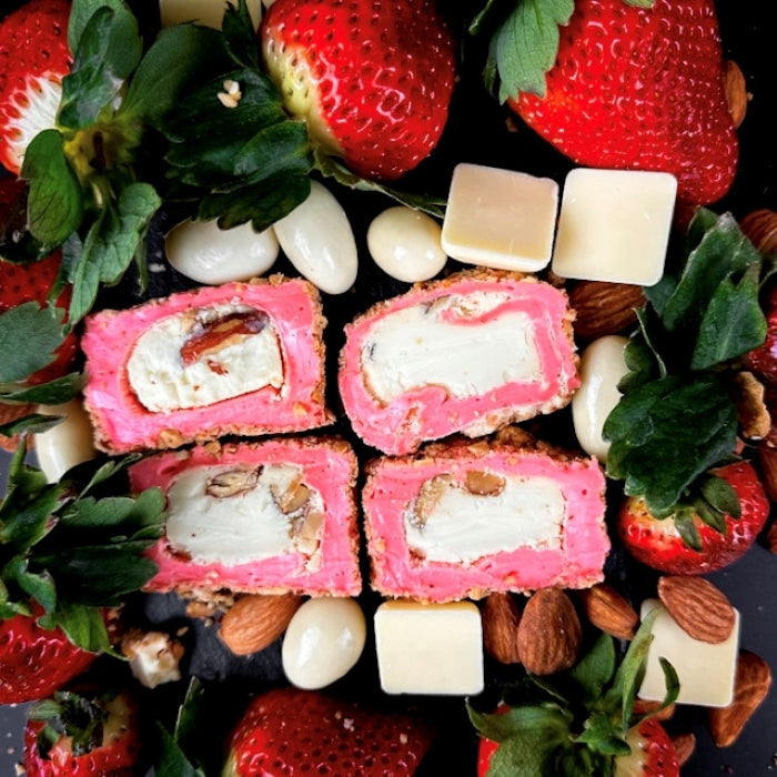 Zemeņu lukums ar baltās šokolādes krēmu un mandelēm