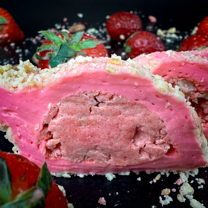 Zemeņu lukums ar zemeņu krēmu ar mandelēm